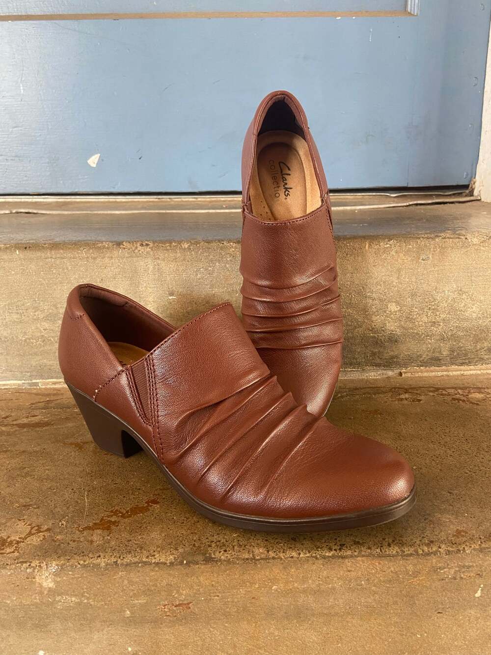 Clarks Emily2 Cove brown leather shootie w/ ruching detail size 9.5 NARROW